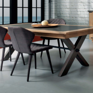 Table MAGELLAN extensible en chêne avec pieds croisés et allonges portefeuille – table française à Valognes